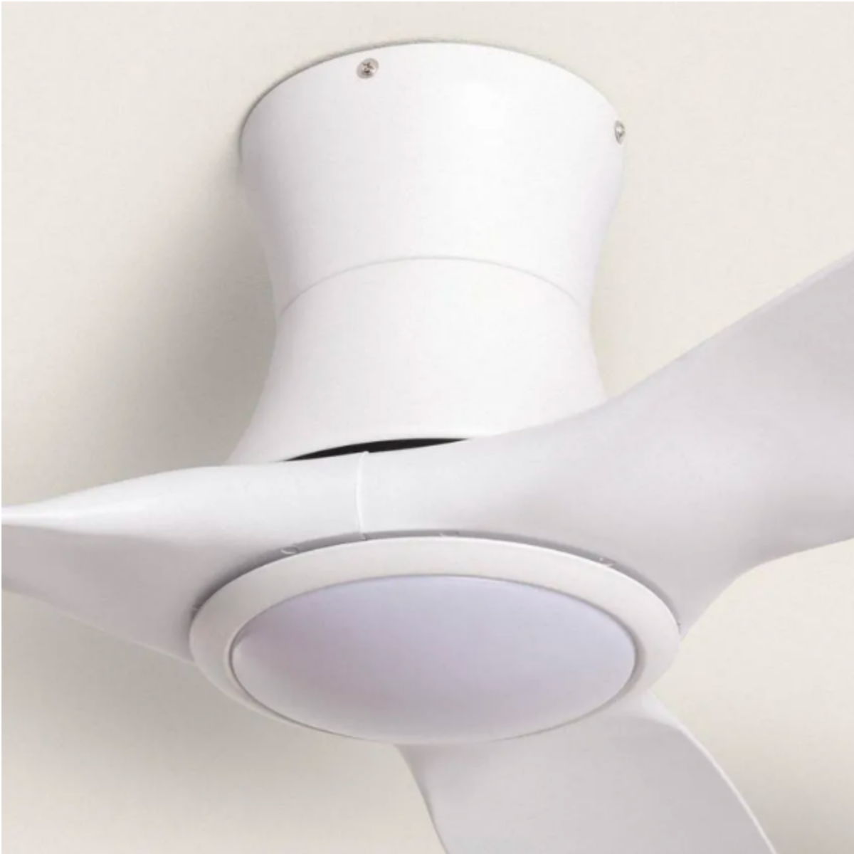 Primo piano di un ventilatore da soffitto bianco con luce. Le pale non sono visibili.