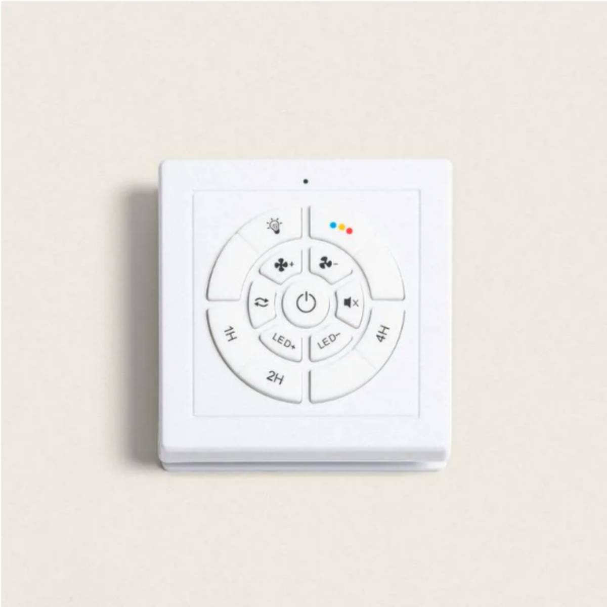 Un ventilatore da soffitto bianco con quattro pale e una mano che tiene un telecomando.