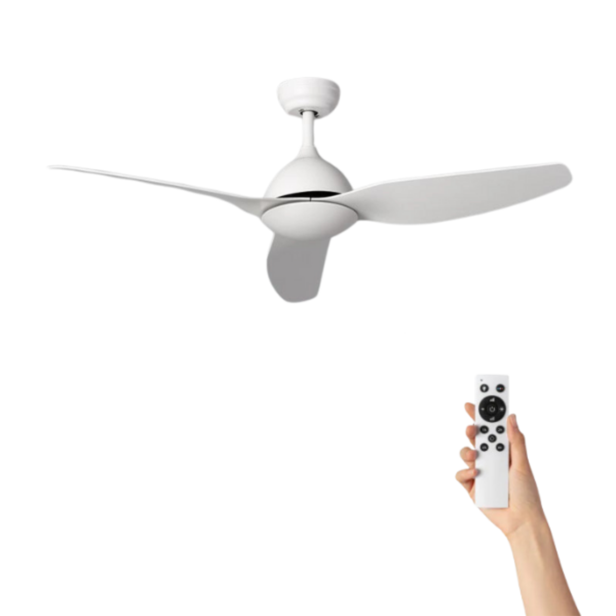 Un ventilatore da soffitto bianco a tre pale, controllato da una mano con un telecomando. Il ventilatore è bianco.