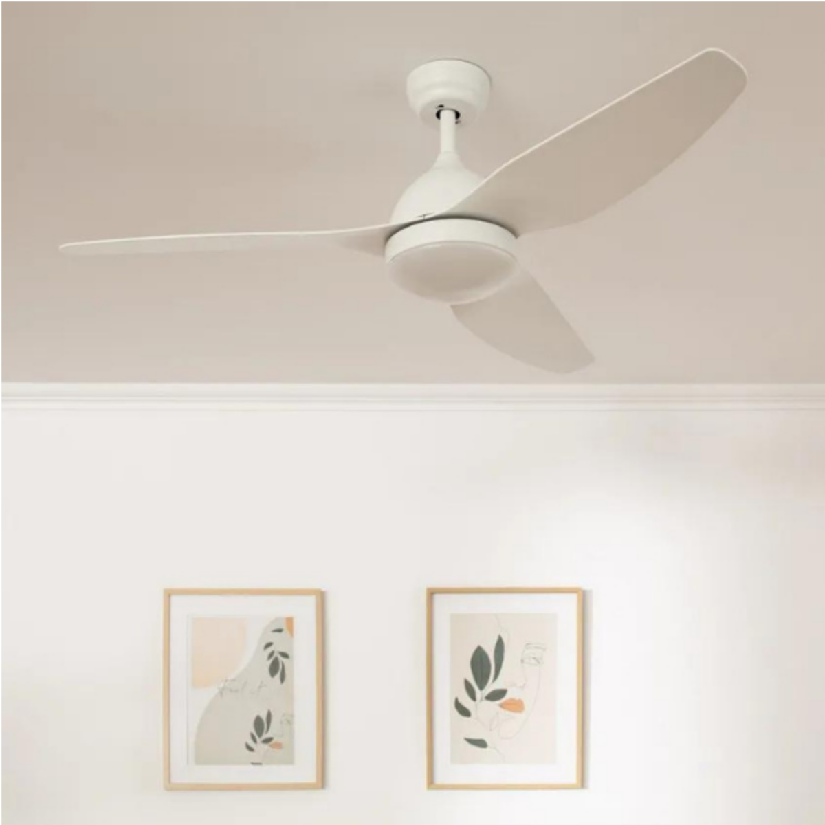 Primo piano di un paralume in tessuto grigio con un ventilatore all'interno.