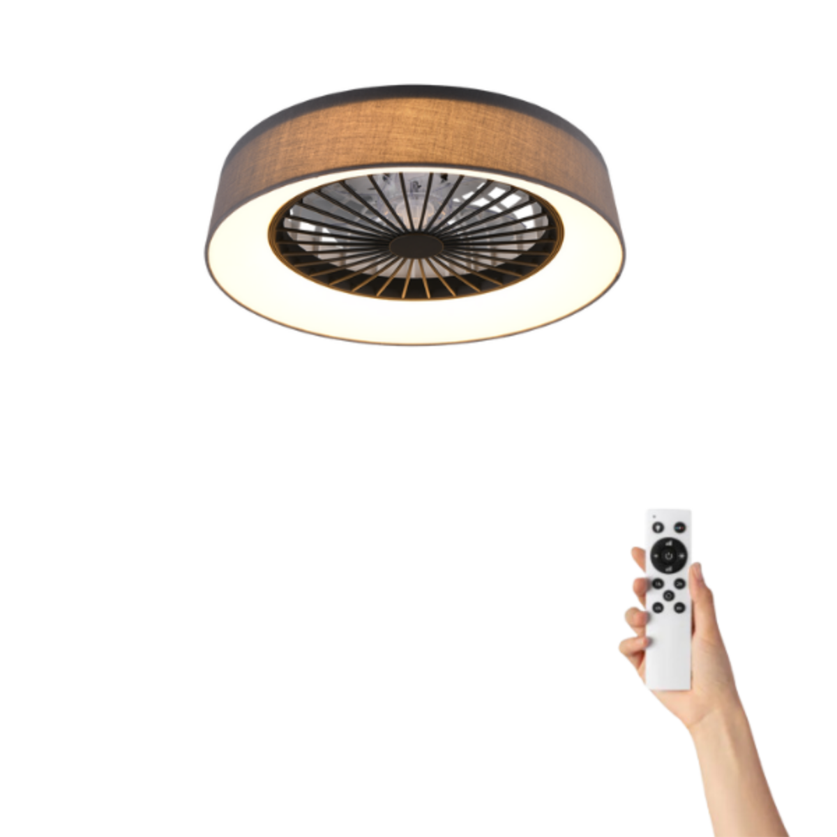 Un ventilatore da soffitto con una luce e una mano che tiene un telecomando. Il ventilatore ha un paralume scuro.