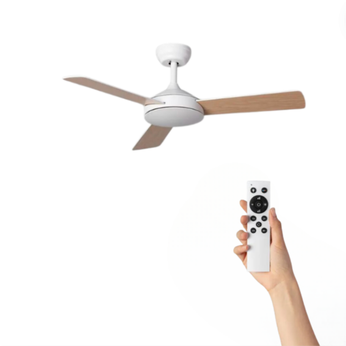 Un ventilatore da soffitto con due pale color legno, corpo bianco e una mano che tiene un telecomando.