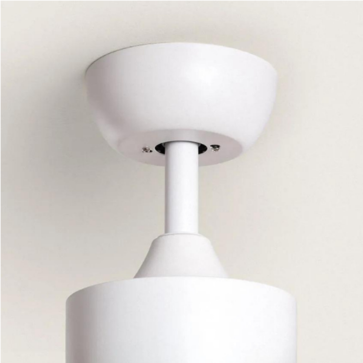 Montaggio ventilatore da soffitto bianco. L'immagine si concentra sui componenti superiori di montaggio.