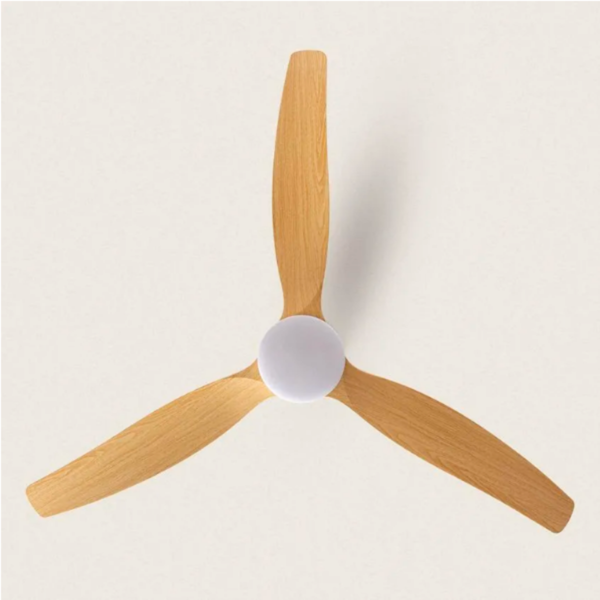 Un ventilatore da soffitto bianco con una luce e tre pale.