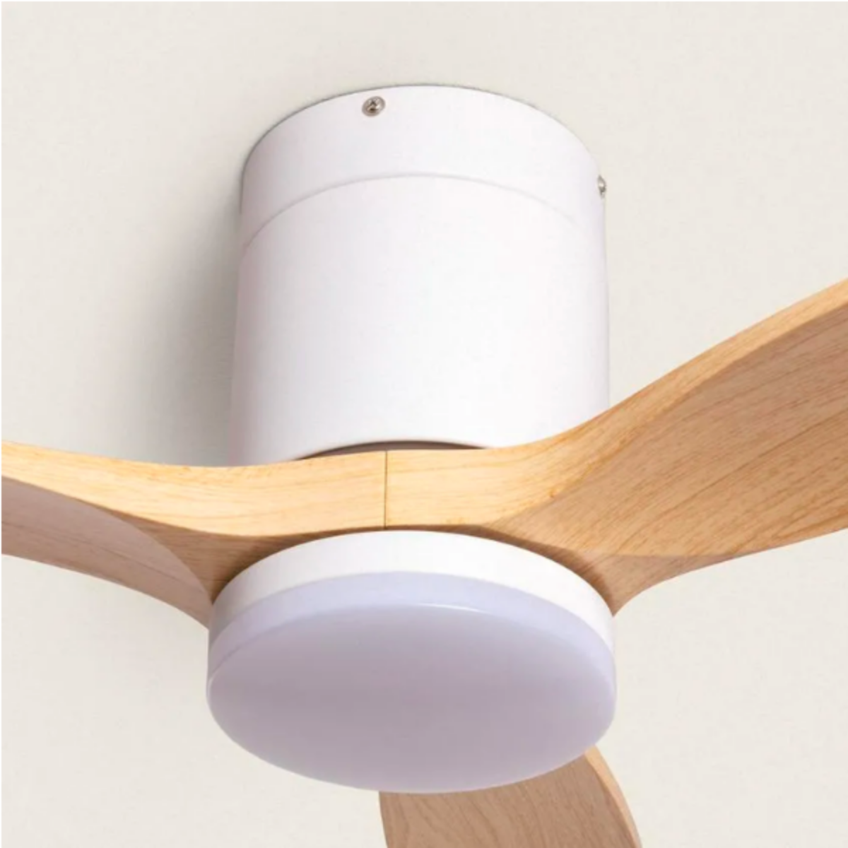 Primo piano di un ventilatore da soffitto bianco con pale in legno e luce, pale visibili.