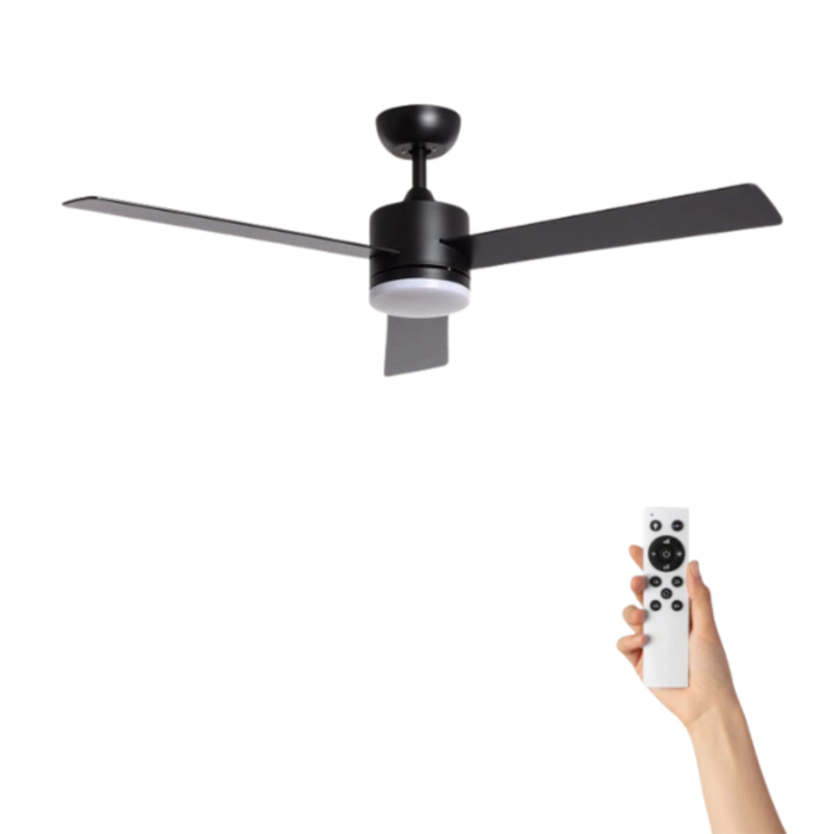 Ventilatore da soffitto nero con telecomando. Mano che tiene il telecomando. Sfondo bianco.