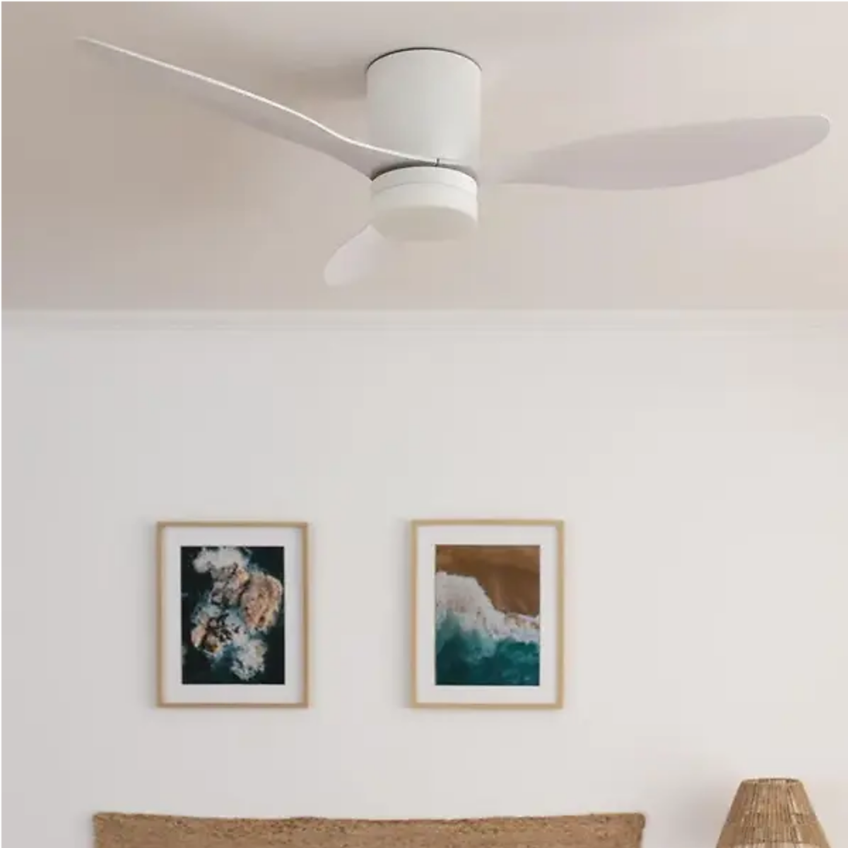 Un primo piano di un ventilatore da soffitto bianco con cinque pale.