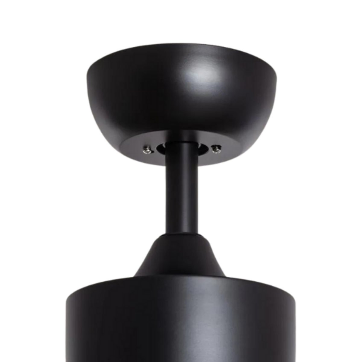 Primo piano dell'alloggiamento del motore e di parte dell'asta del ventilatore da soffitto nero.