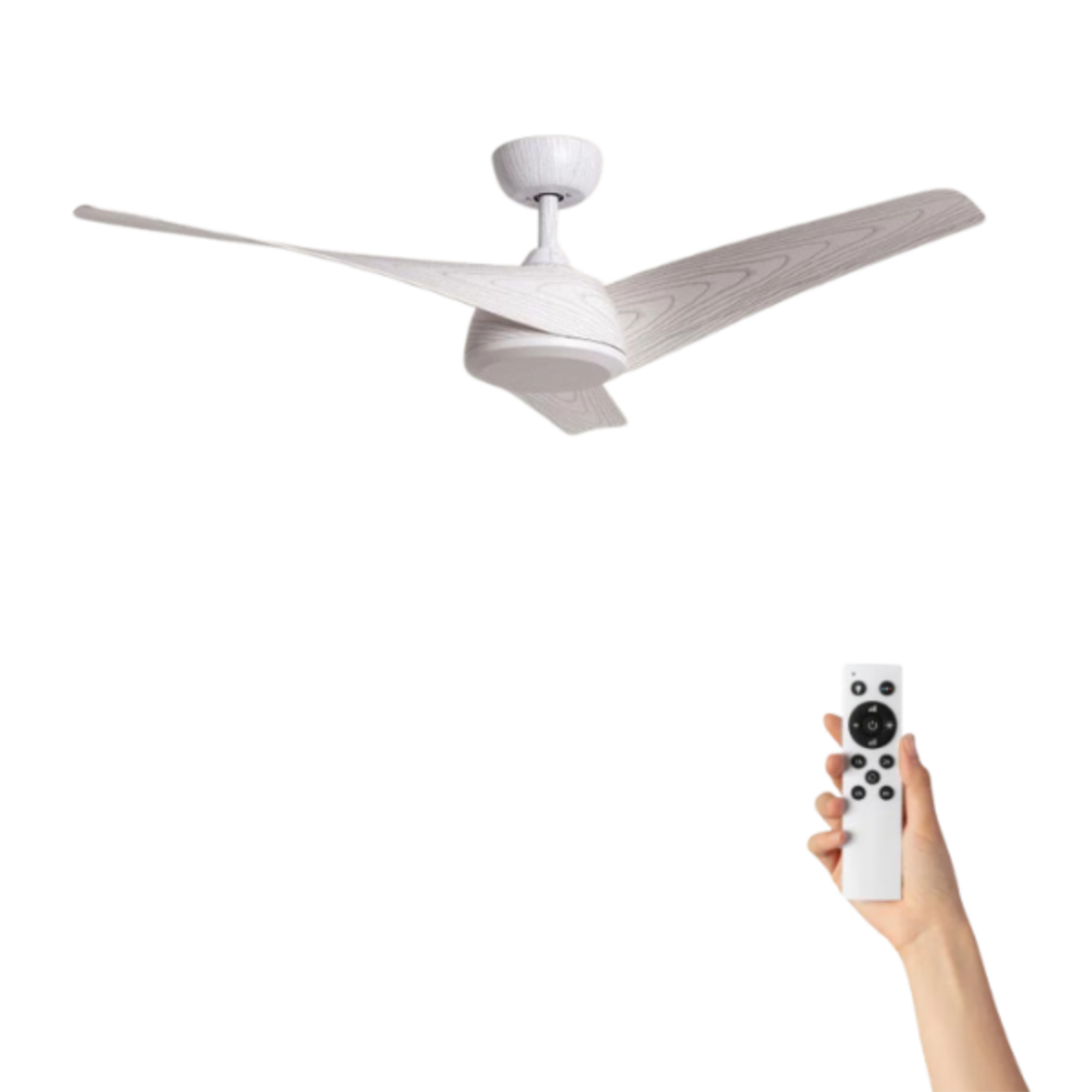 Ventilatore da soffitto con pale effetto legno, controllato da una mano che tiene un telecomando.