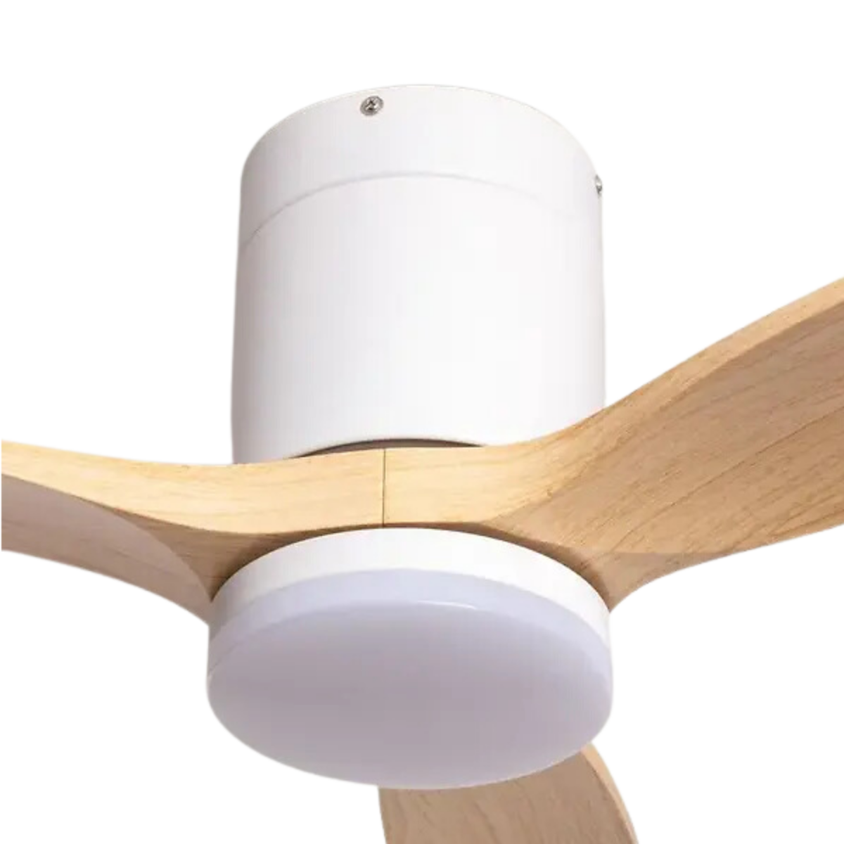 Primo piano del motore e delle pale di un ventilatore da soffitto bianco.