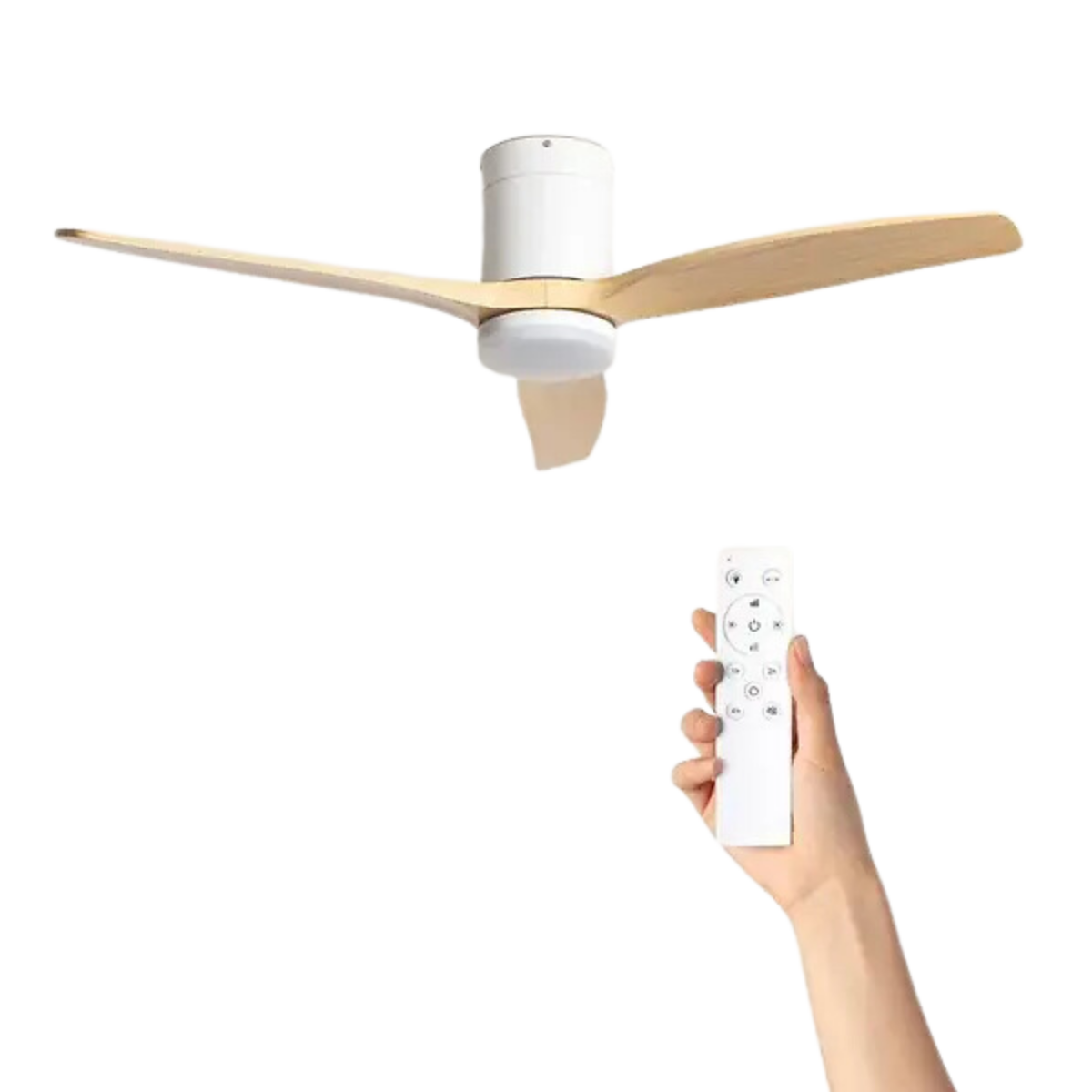 Un ventilatore a soffitto con tre pale in legno su sfondo bianco.