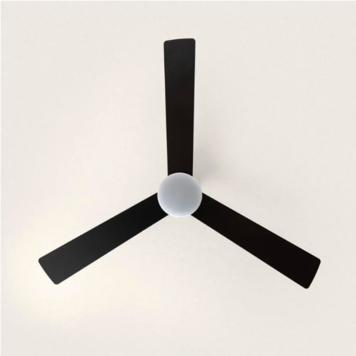 Ventilatore da soffitto con tre pale nere e una luce bianca. Montato su un soffitto bianco.