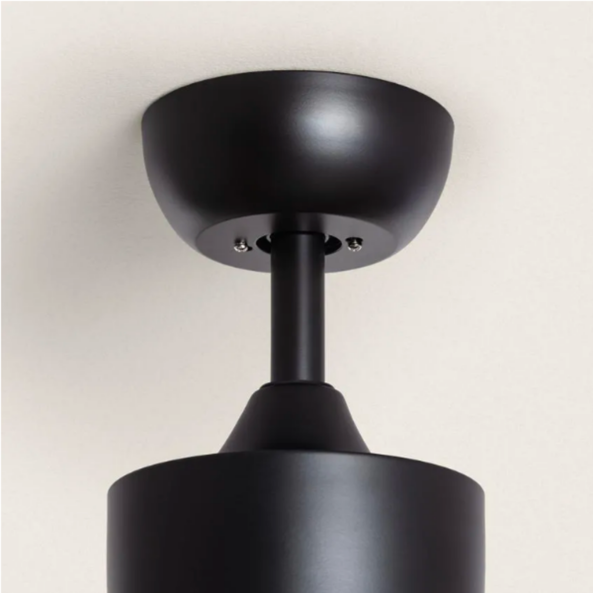 Primo piano dell'alloggiamento del motore di un ventilatore da soffitto nero.