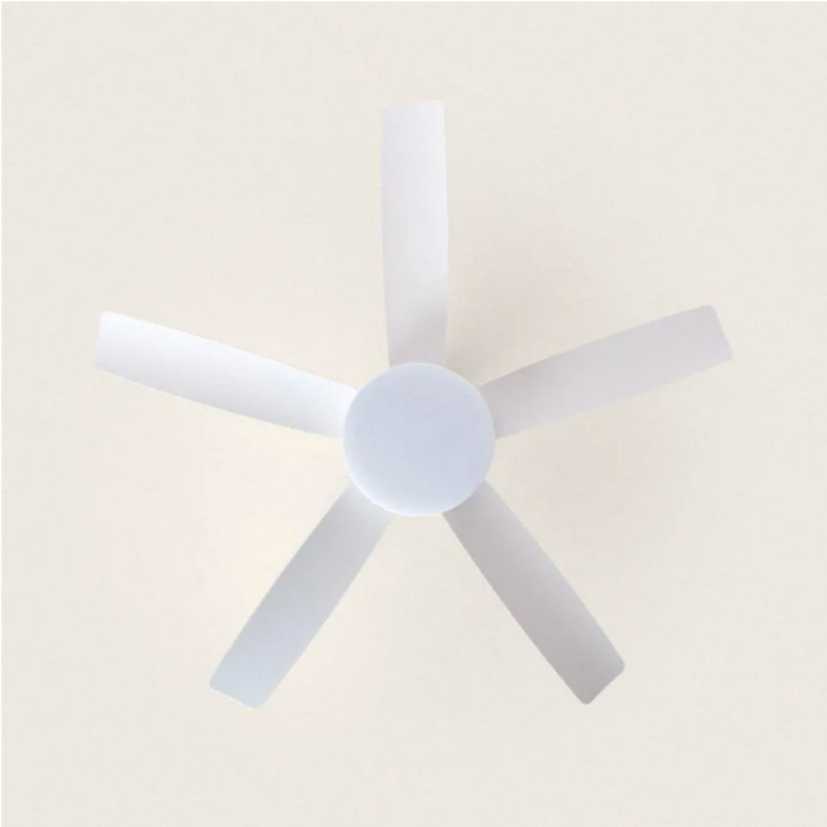Un ventilatore da soffitto bianco con cinque pale su sfondo crema.