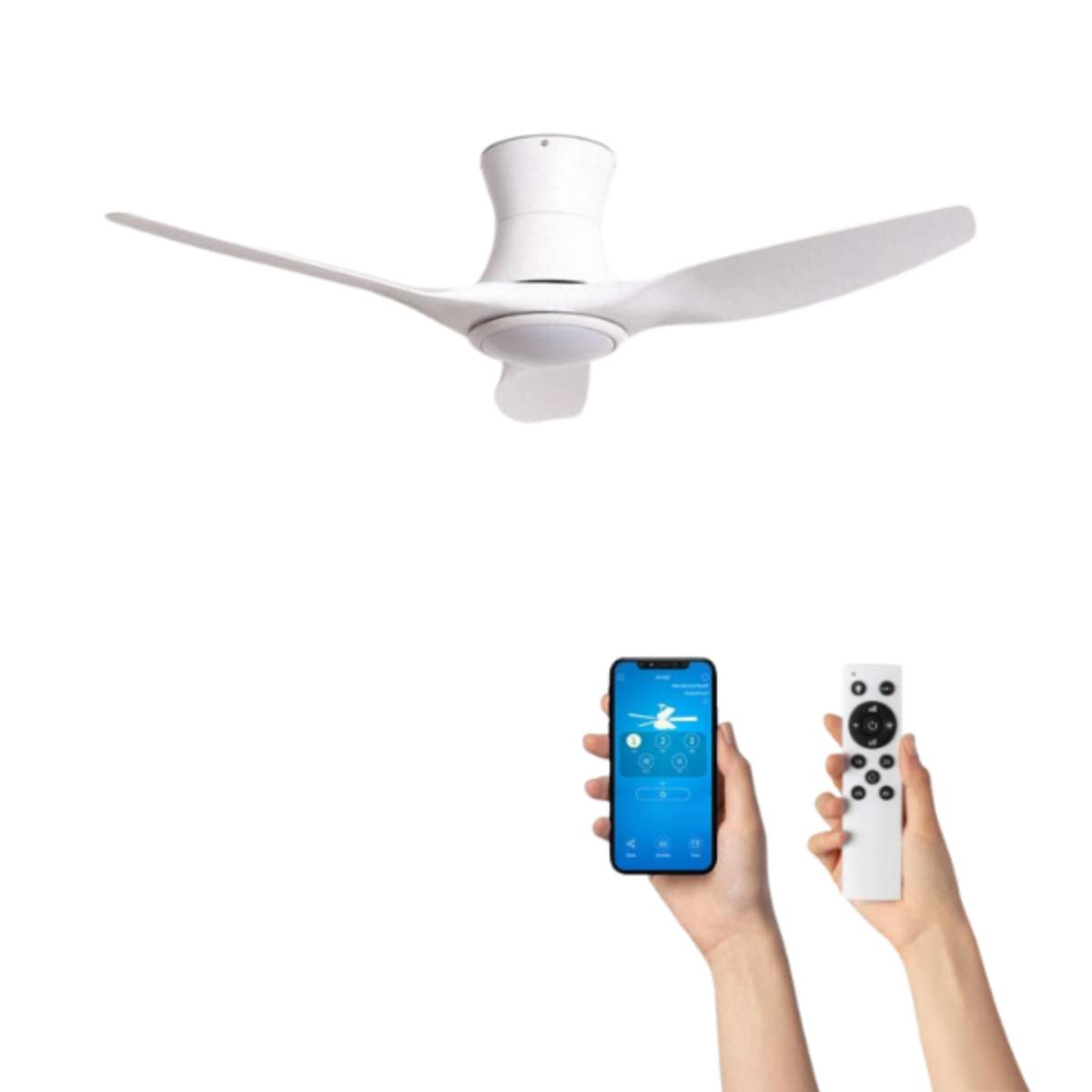 Ventilatore da soffitto bianco con tre pale, luce, mano con telecomando e mano con telefono, su sfondo bianco.