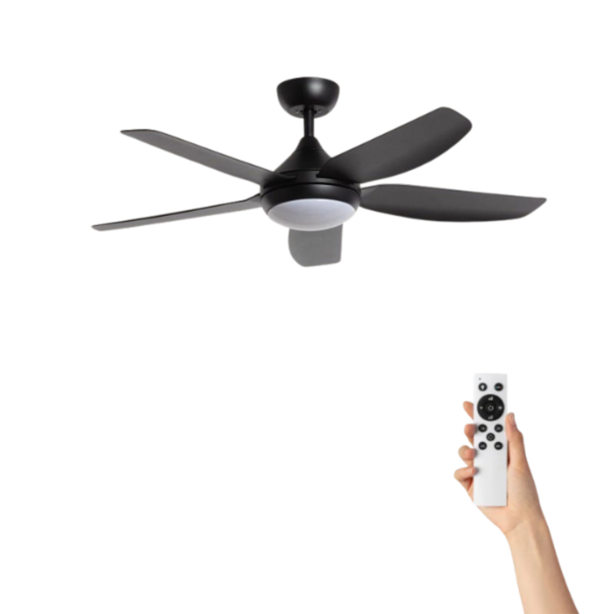 Ventilatore da soffitto nero con cinque pale, una luce e una mano che tiene un telecomando.