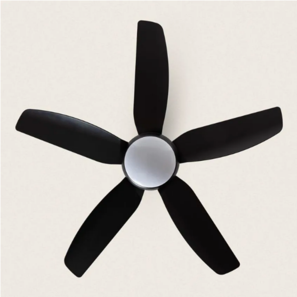 Vista dall'alto di un ventilatore da soffitto nero con cinque pale, isolato su sfondo chiaro.