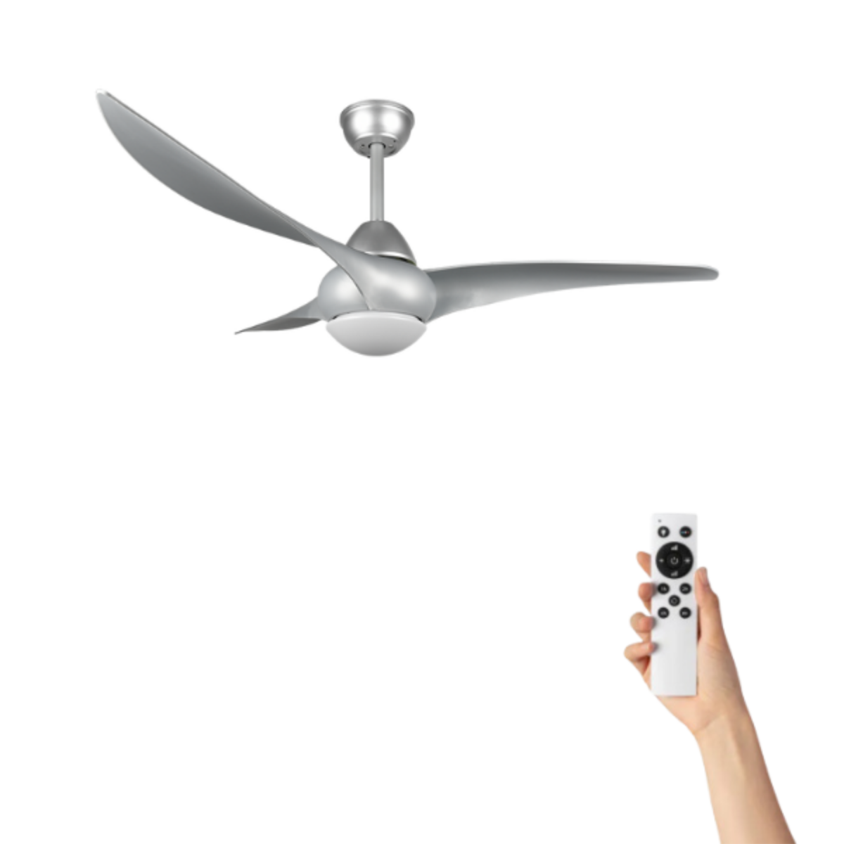 Un ventilatore da soffitto argentato con tre pale. Una mano tiene un telecomando bianco.