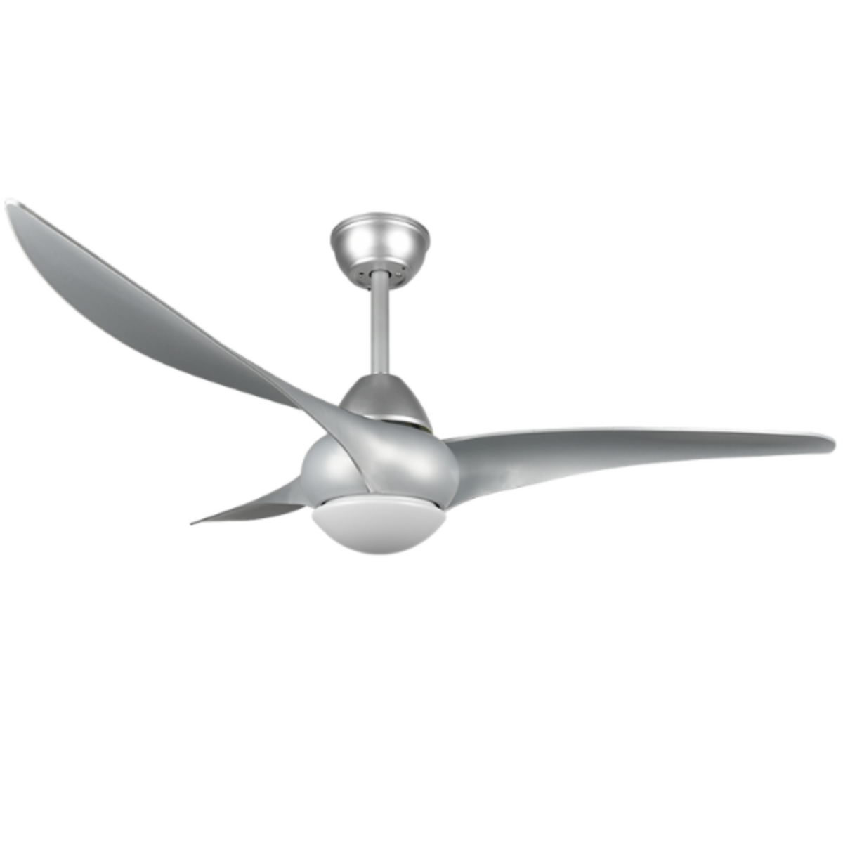 Un ventilatore da soffitto argentato con tre pale curve, una luce e una base argentata.