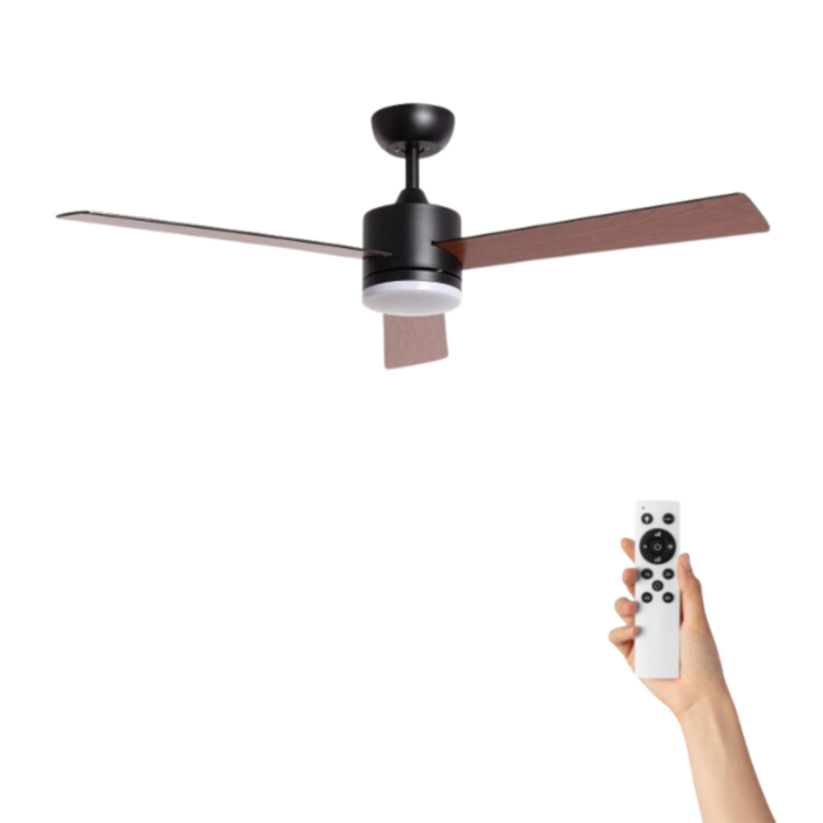 Un ventilatore da soffitto nero e marrone con un telecomando in mano.
