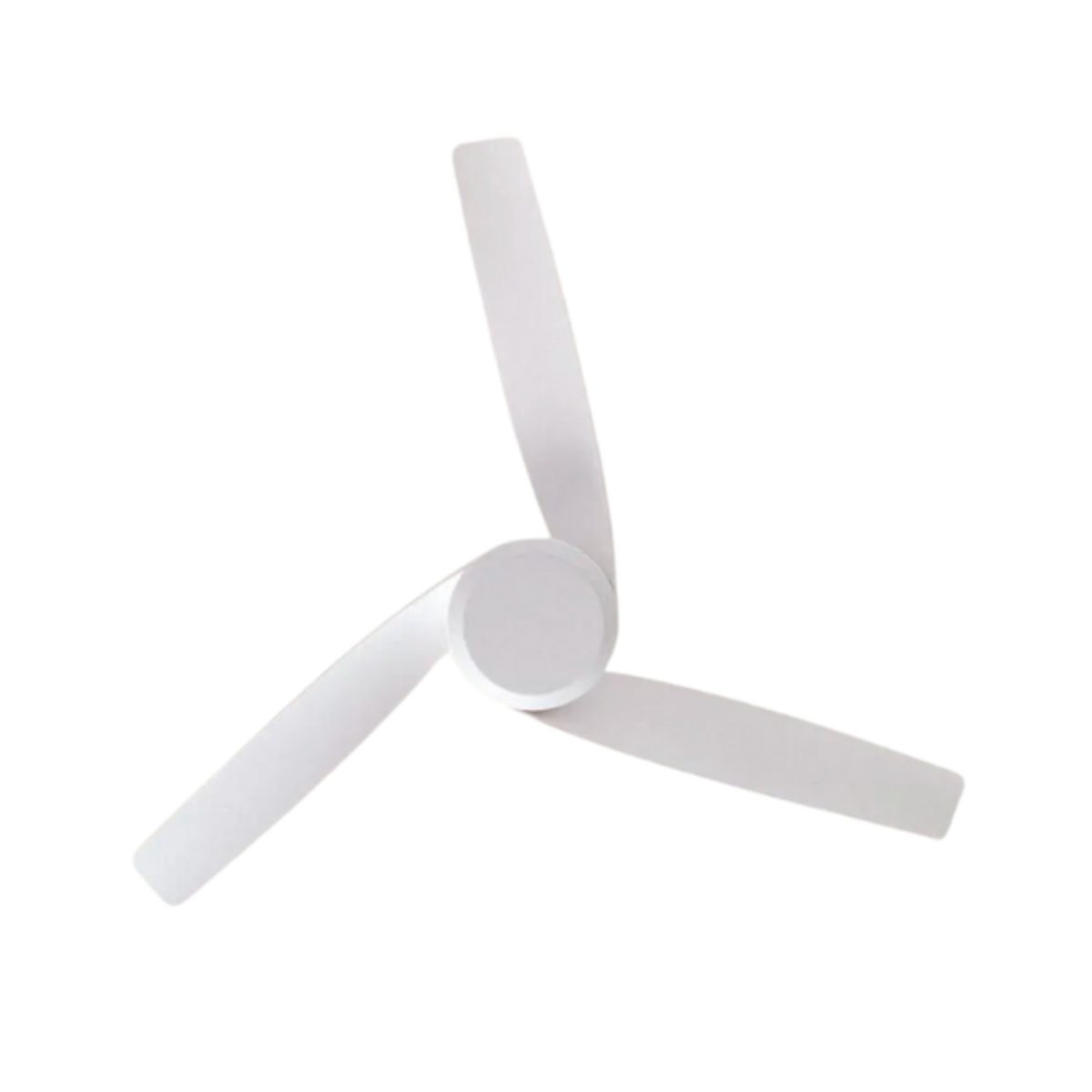 Ventilatore da soffitto bianco con tre pale, isolato su sfondo bianco.