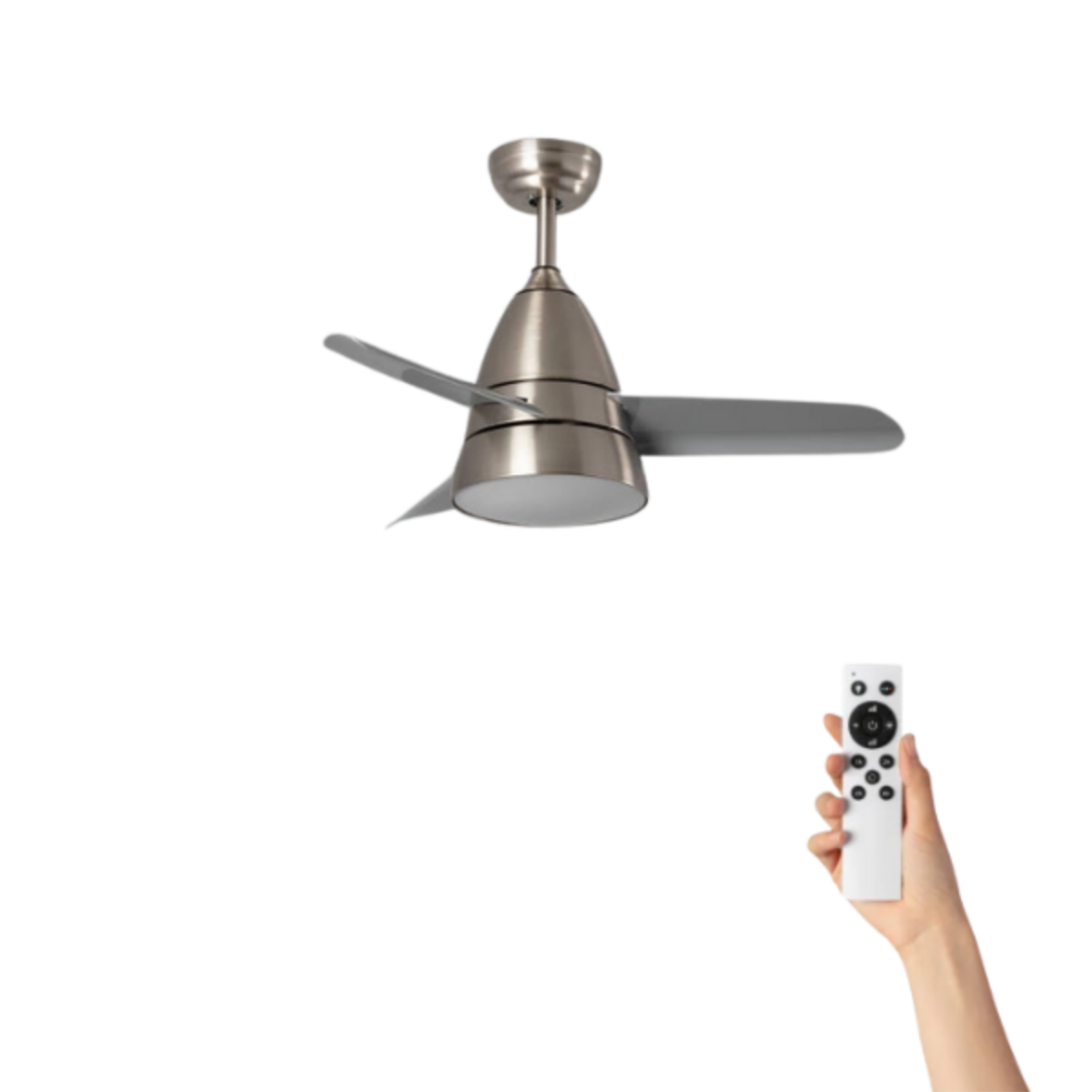 Un ventilatore a soffitto argentato con tre pale e un telecomando tenuto in mano.