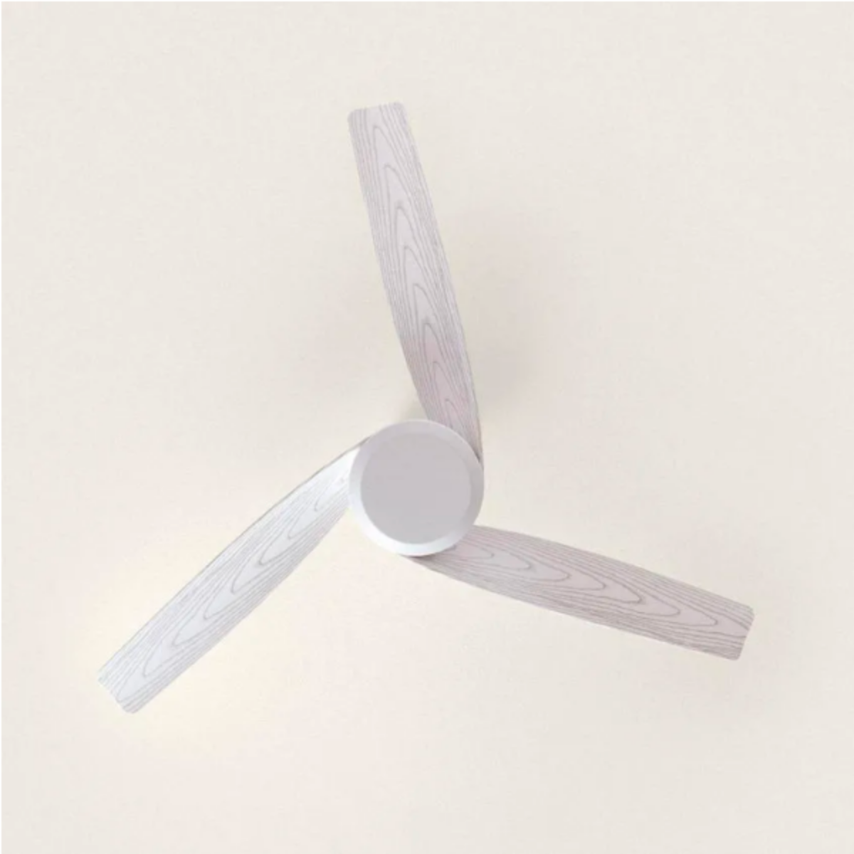 Ventilatore da soffitto, tre pale, motivo legno chiaro, centro bianco.