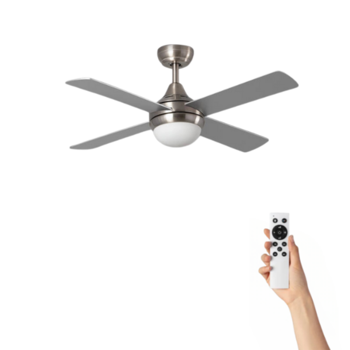 Ventilatore da soffitto con pale argentate, una luce e una mano che tiene un telecomando.