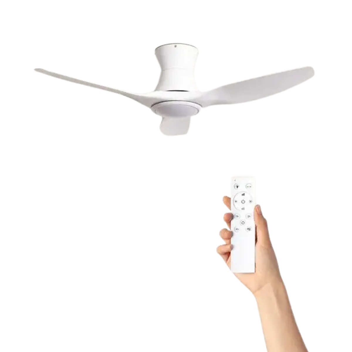 Ventilatore da soffitto bianco con tre pale, luce e una mano che tiene un telecomando.