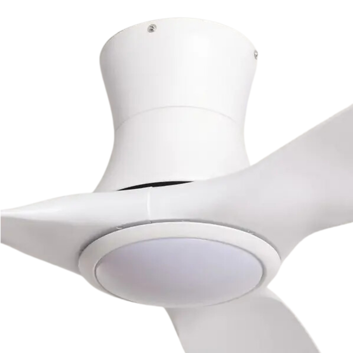 Ventilatore da soffitto bianco con tre pale e luce centrale. Il ventilatore è su sfondo bianco.