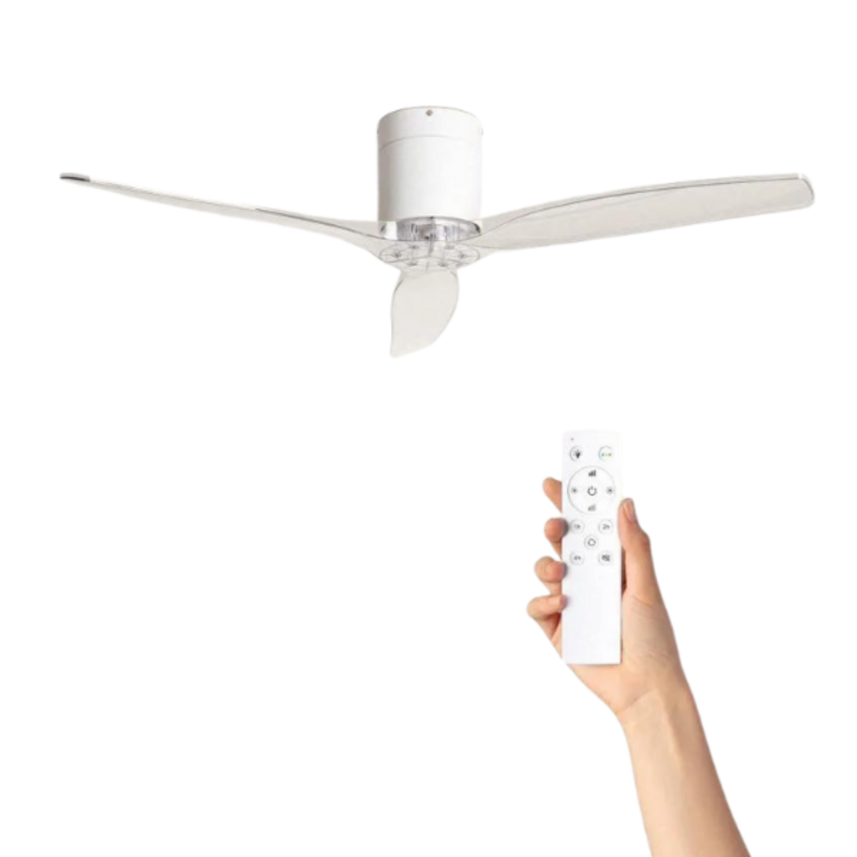 Ventilatore da soffitto bianco con pale trasparenti e telecomando tenuto in mano, su sfondo bianco.