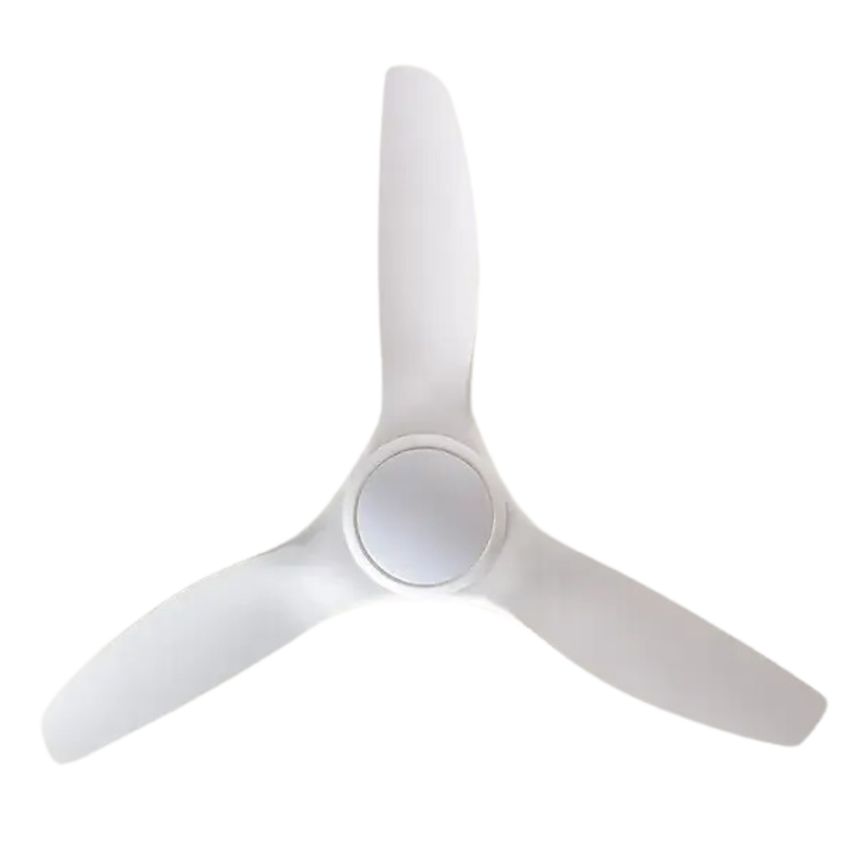 Un ventilatore da soffitto bianco con tre pale bianche. Il ventilatore è sospeso su uno sfondo bianco.