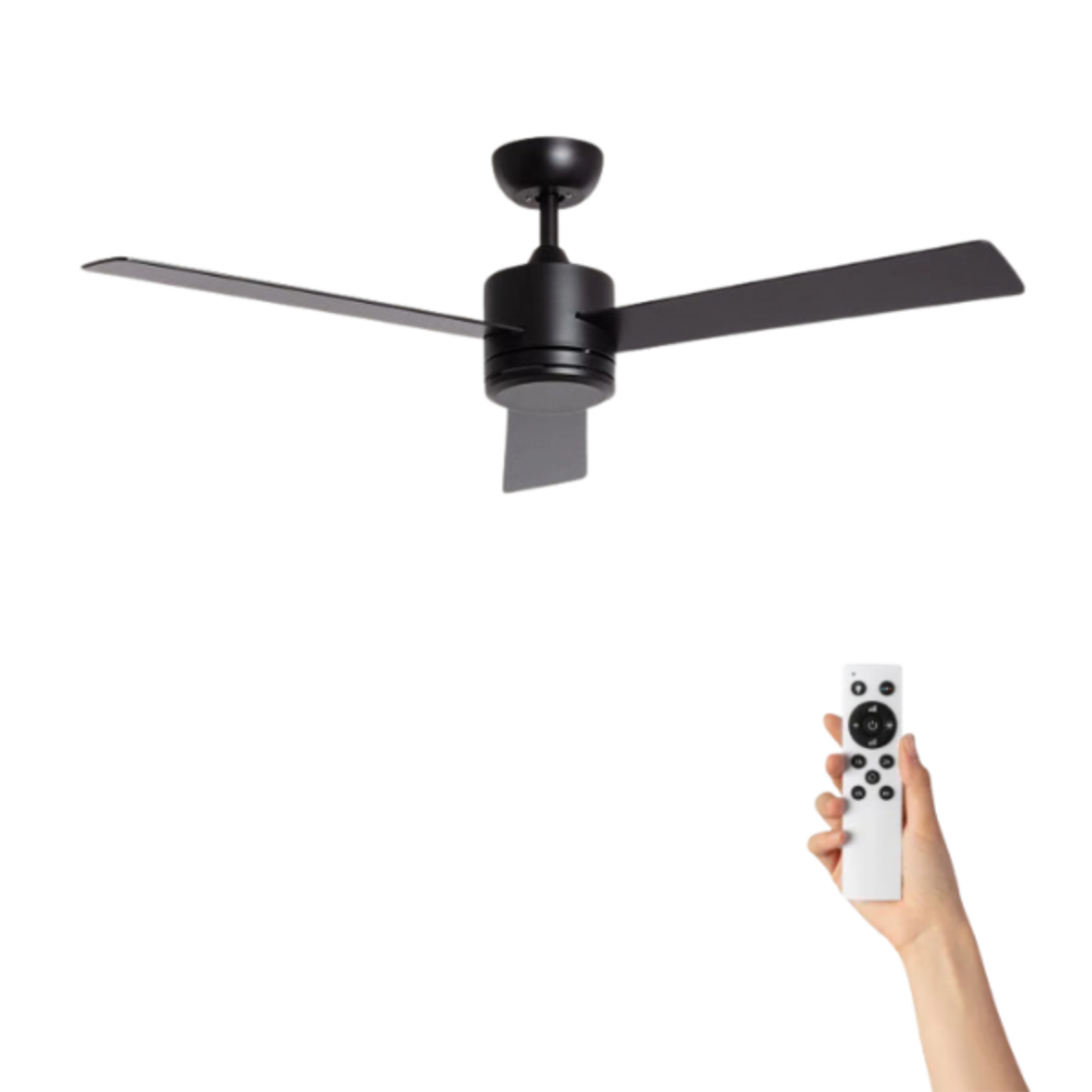 Ventilatore da soffitto nero con telecomando. Mano che tiene il telecomando. Sfondo bianco.