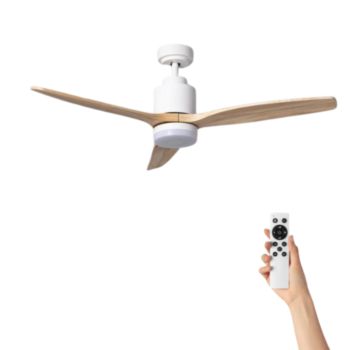 Ventilatore da soffitto bianco con pale in legno. Un telecomando è tenuto in mano.