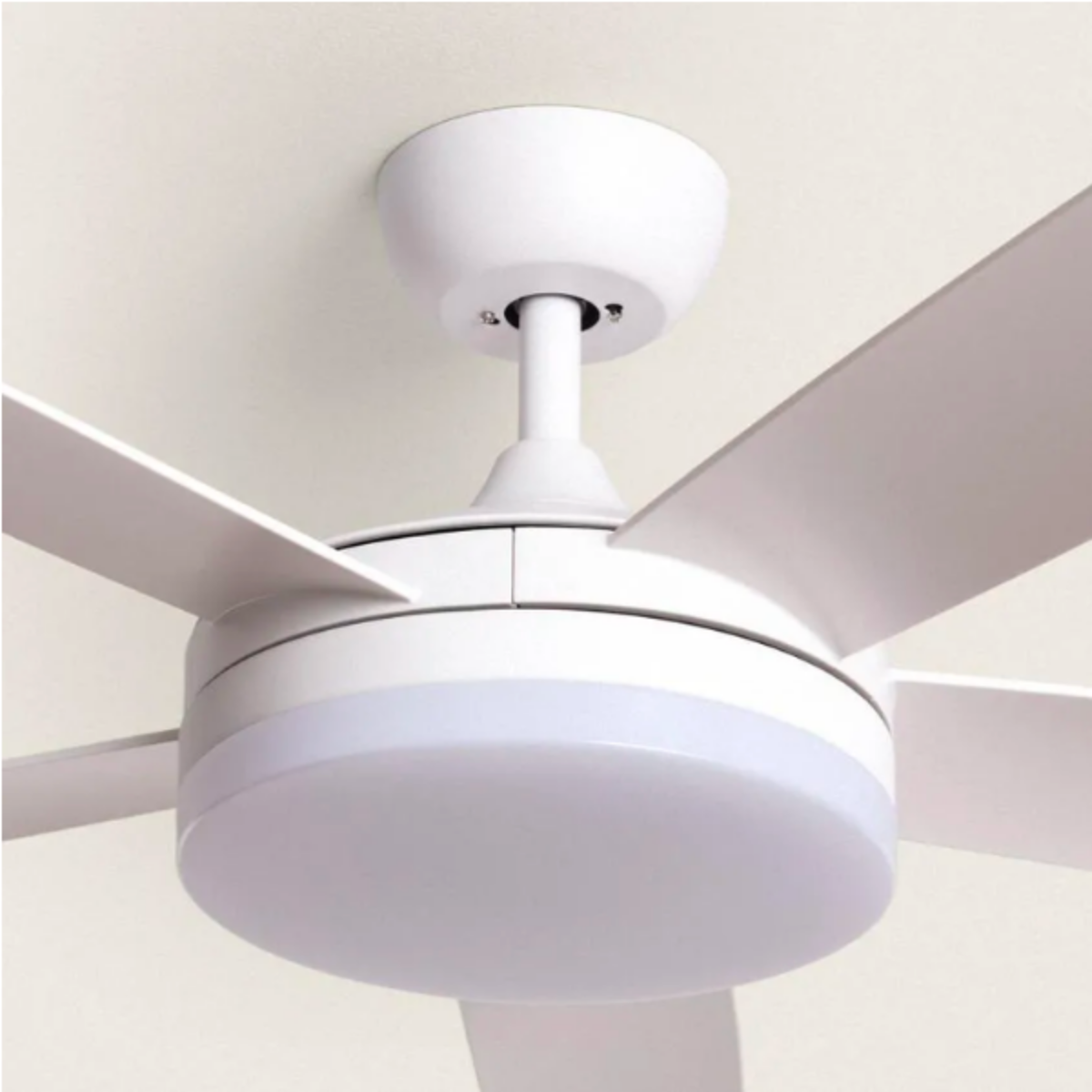 Primo piano di un ventilatore da soffitto bianco con quattro pale e un'apparecchio di illuminazione integrato.