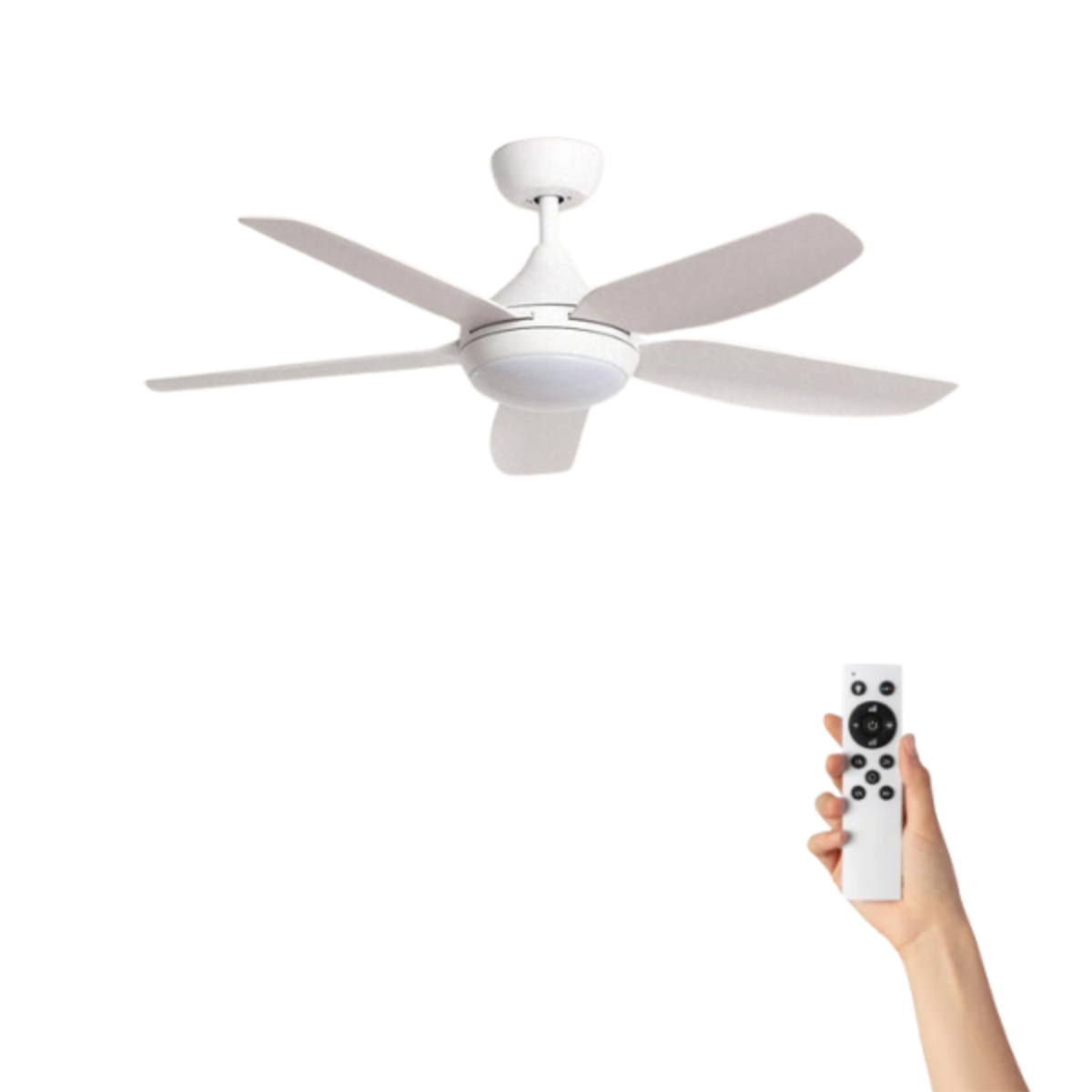 Ventilatore da soffitto bianco con cinque pale e telecomando in mano.