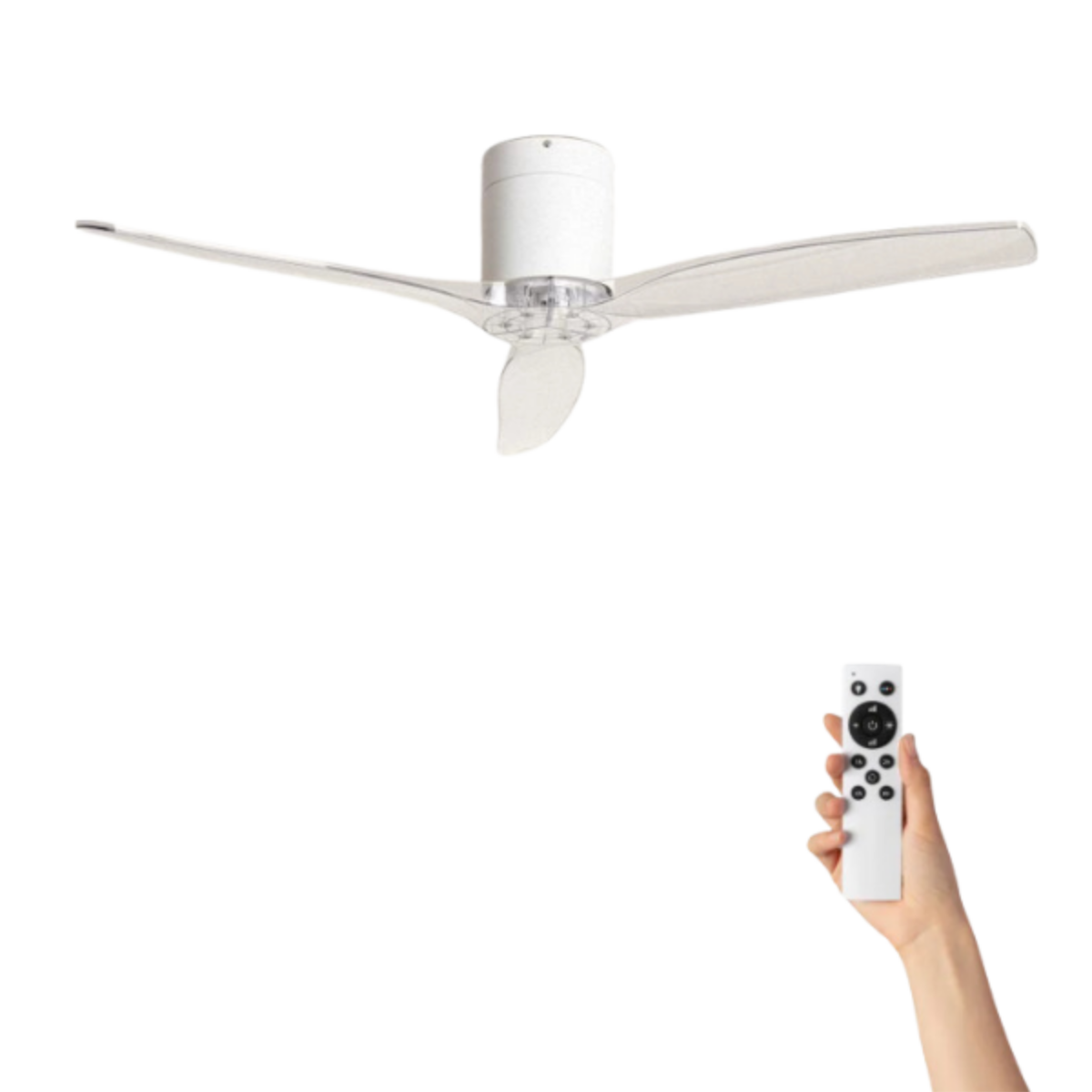 Un ventilatore da soffitto bianco con pale trasparenti e telecomando in mano.