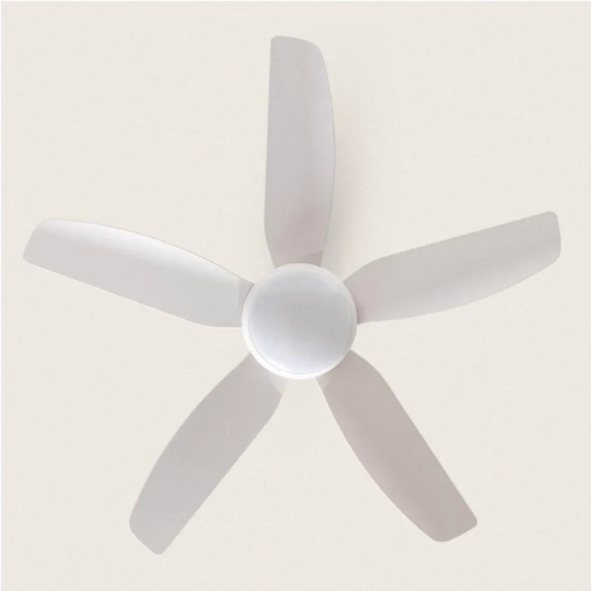 Ventilatore da soffitto bianco con cinque pale, centrato su sfondo color crema.