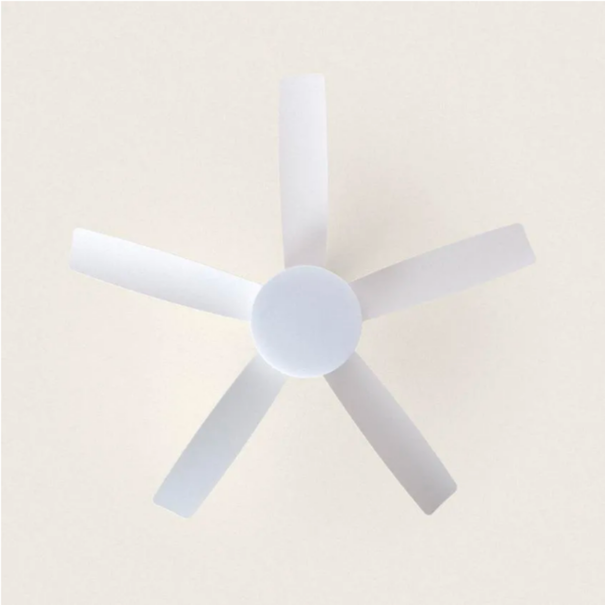 Ventilatore da soffitto bianco con cinque pale. Sfondo chiaro.