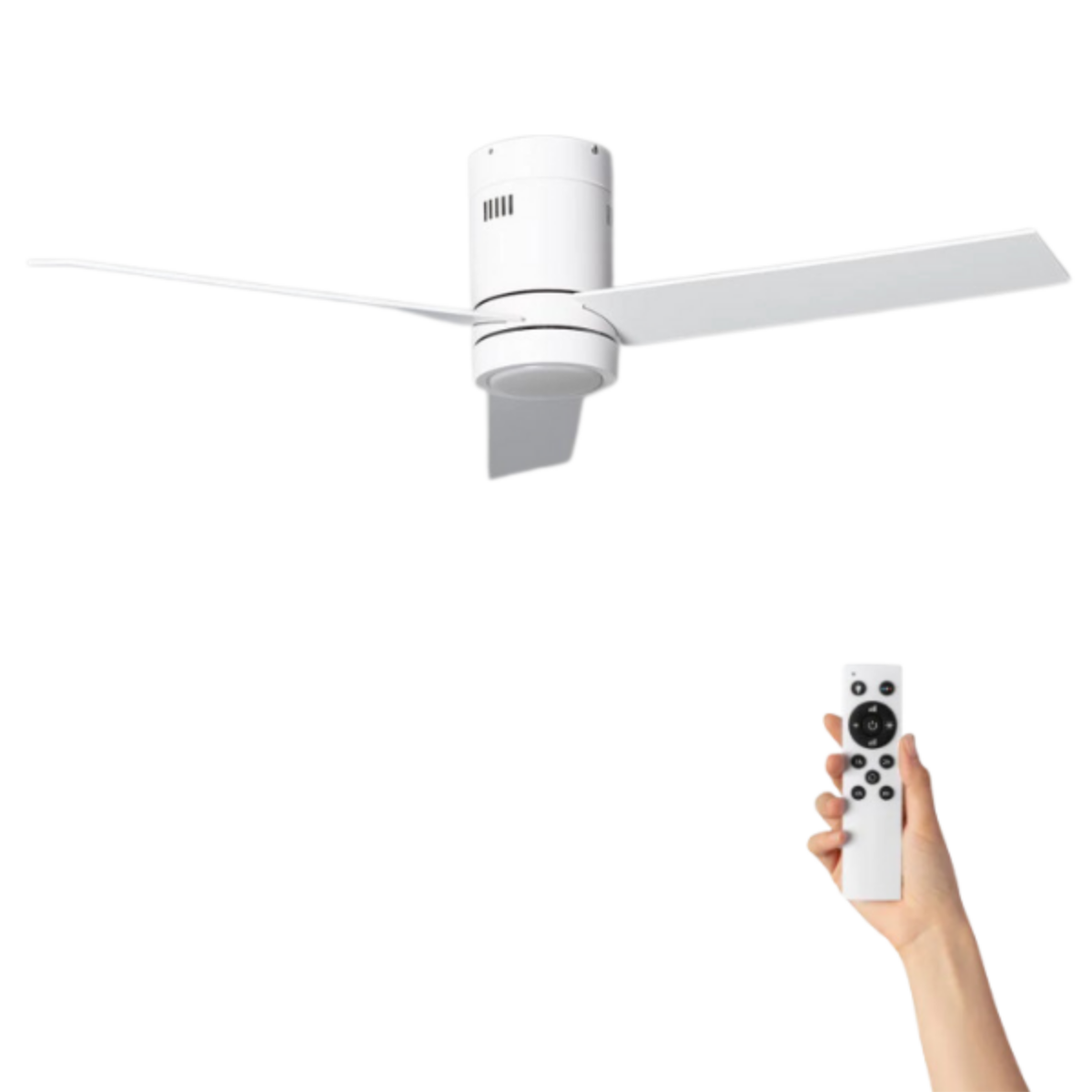 Ventilatore da soffitto con due pale, telecomando in mano, sfondo bianco.