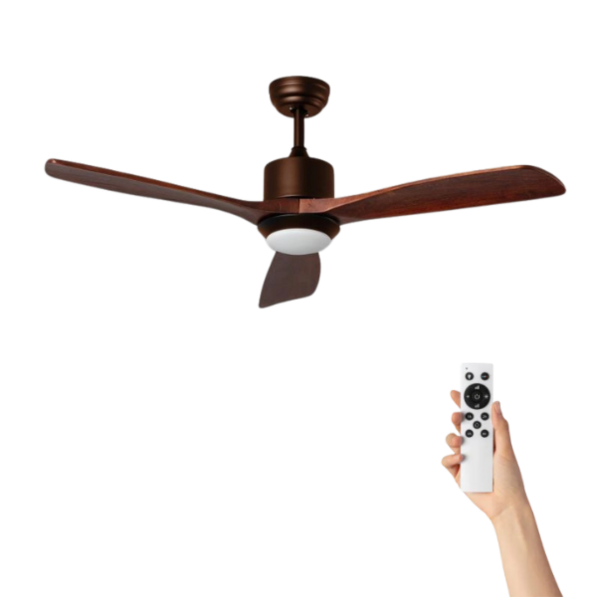 Un ventilatore da soffitto marrone con tre pale. Una mano tiene un telecomando.