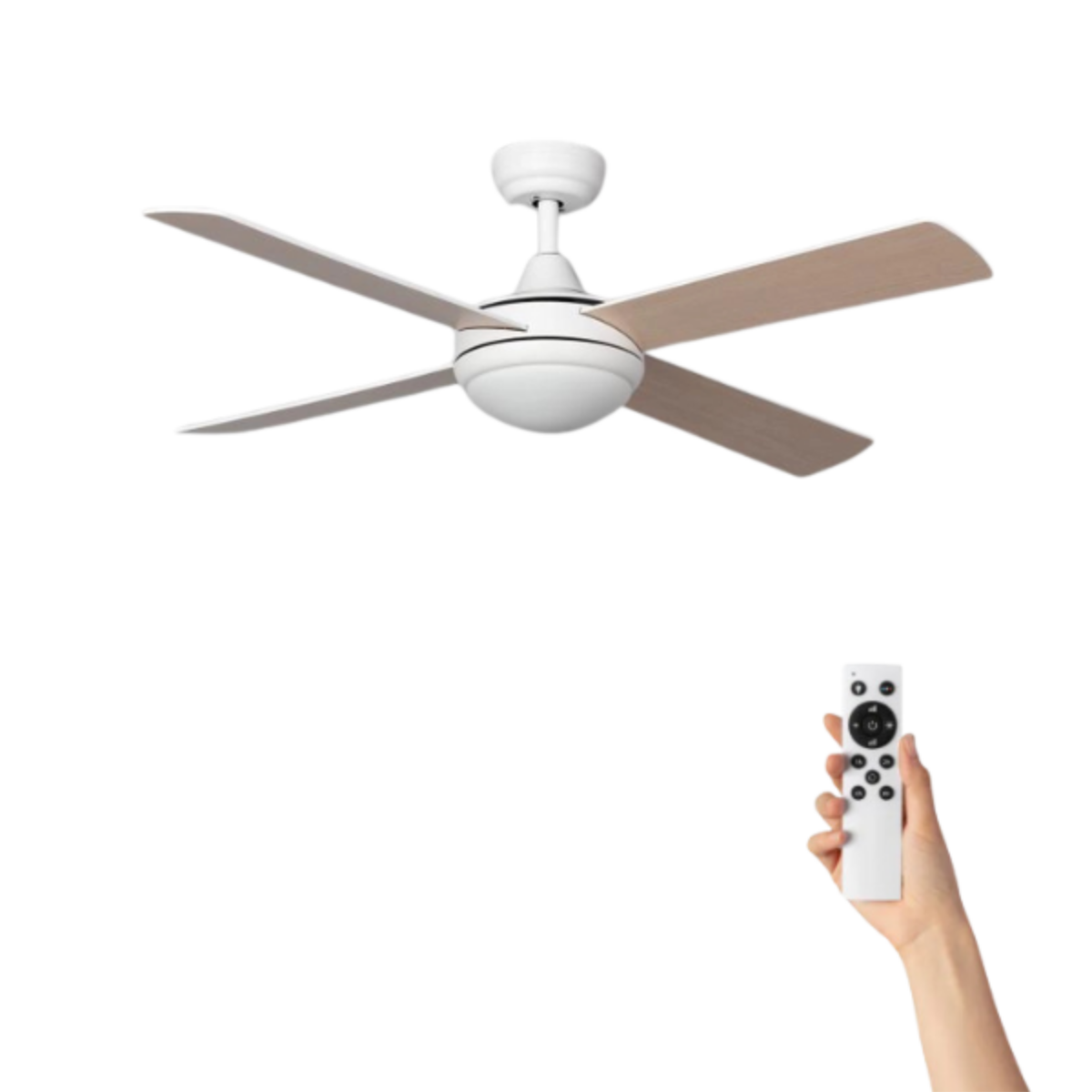 Ventilatore da soffitto bianco con pale in legno e telecomando in mano.
