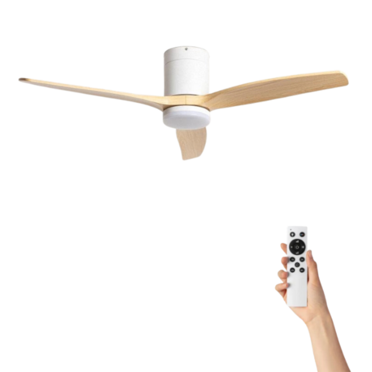 Un ventilatore da soffitto bianco con pale in legno, con un telecomando in mano.