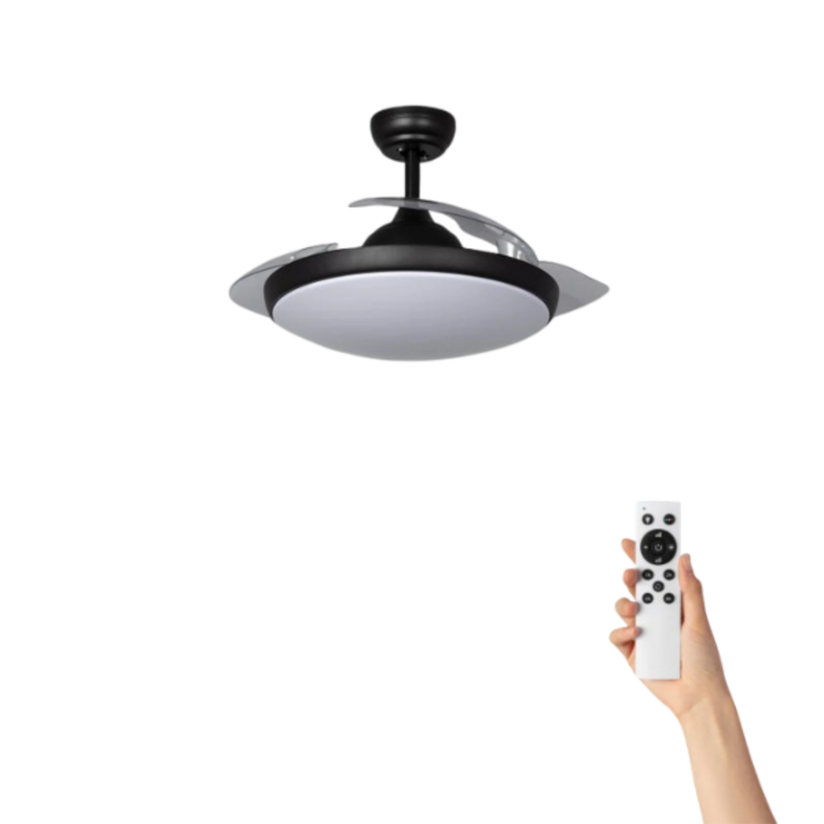 Una mano tiene un telecomando bianco che punta a un ventilatore da soffitto nero con una luce.
