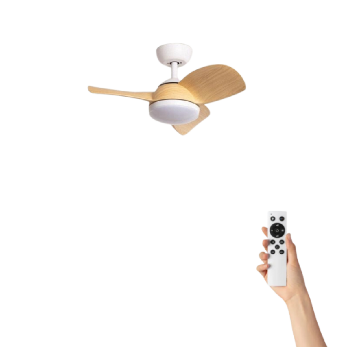 Un piccolo ventilatore da soffitto con pale in legno e una mano che tiene un telecomando.