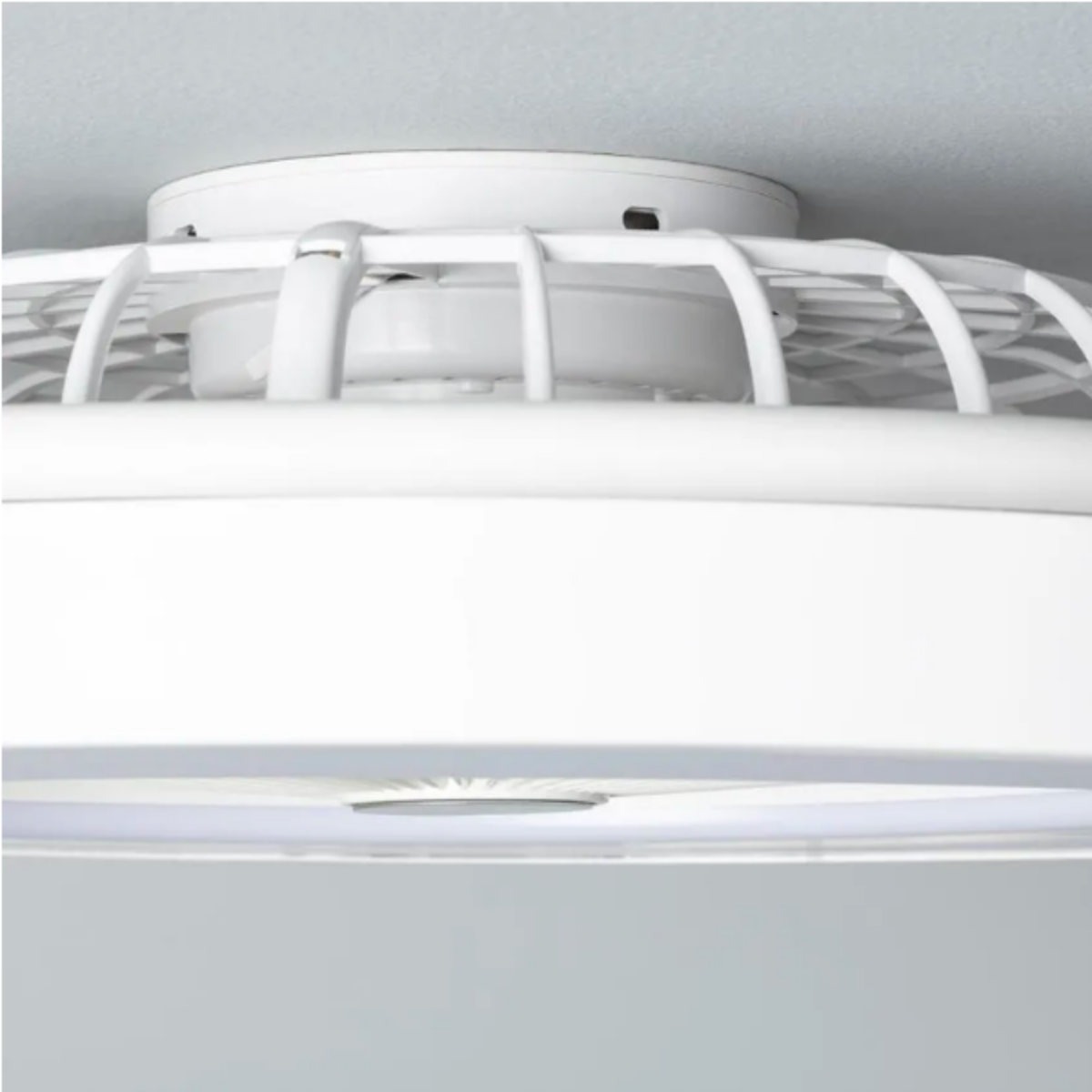 Ventilatore da soffitto bianco con luce. Soffitto bianco.