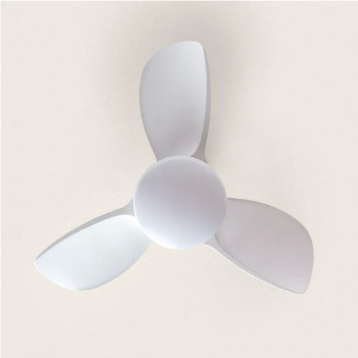 Ventilatore da soffitto bianco con tre pale. La ventola è su uno sfondo chiaro.