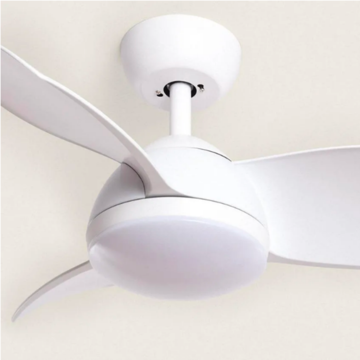 Ventilatore da soffitto bianco con luce. Sfondo chiaro.