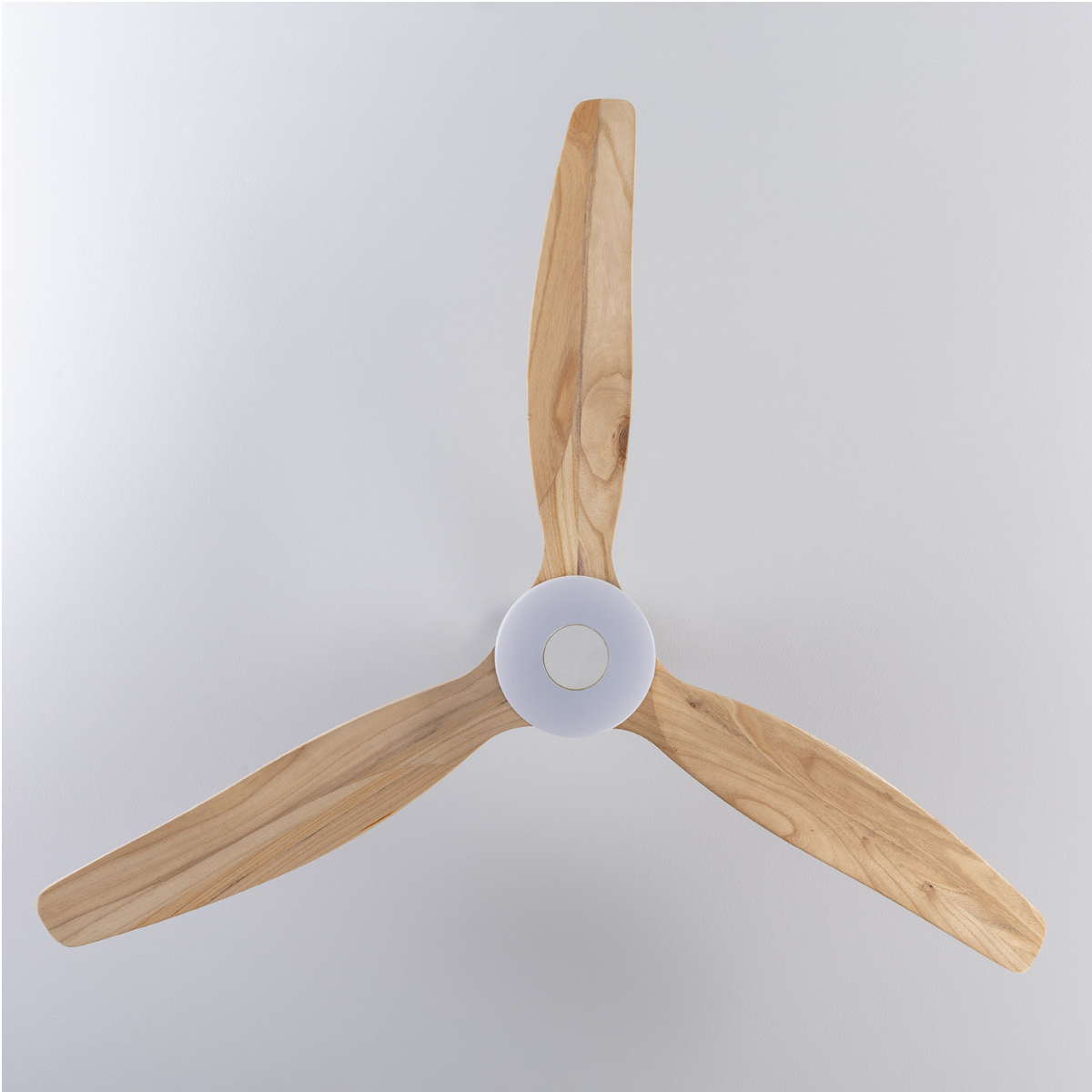 Ventilatore da soffitto con tre pale in legno e un'apparecchio di illuminazione, contro un soffitto bianco.