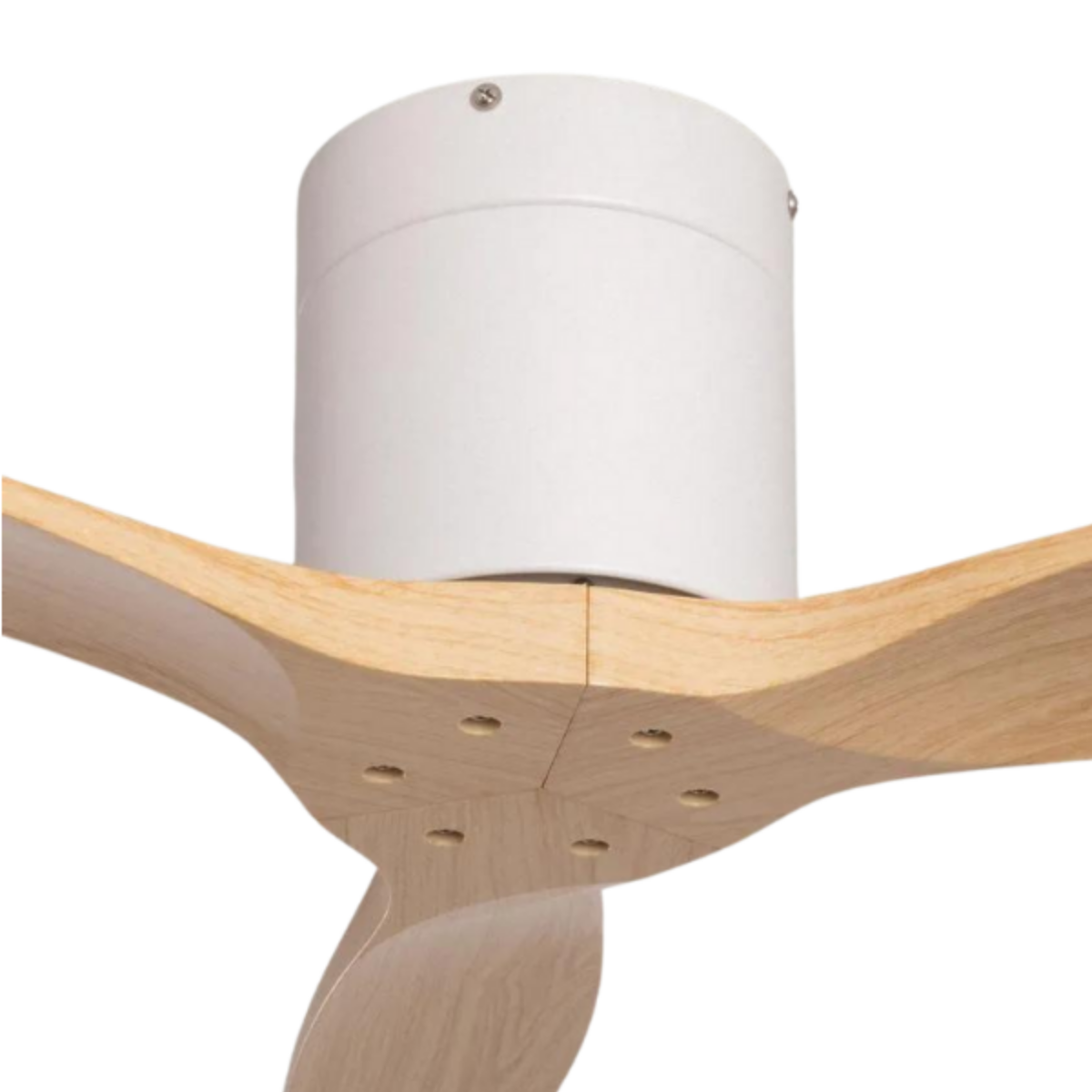 Primo piano della base del ventilatore da soffitto e delle pale in legno.